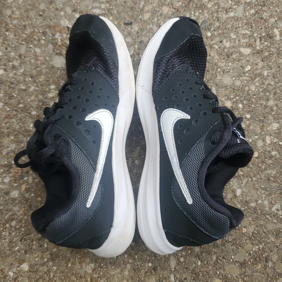 Nike Downshifter 7 Youth Sneakers Black White 13.5CW Athletic - Picture 6 of 8